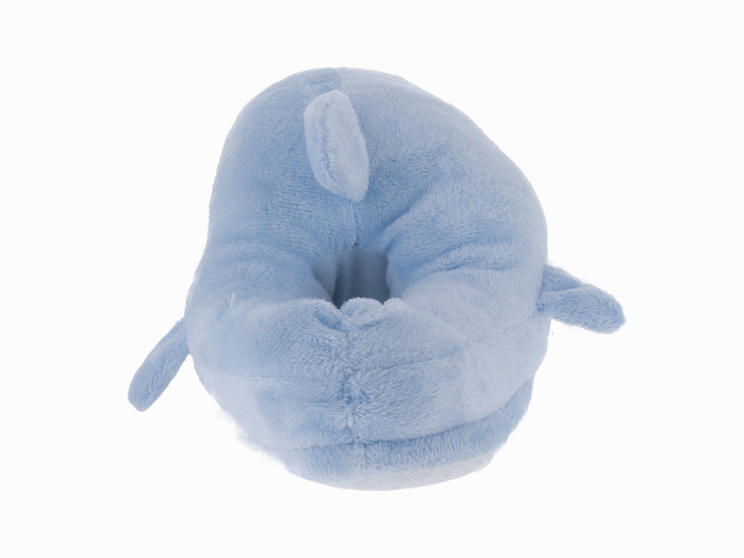 Pantufla de peluche color azul cielo con diseño de tiburón, con dientes blancos y boca roja.