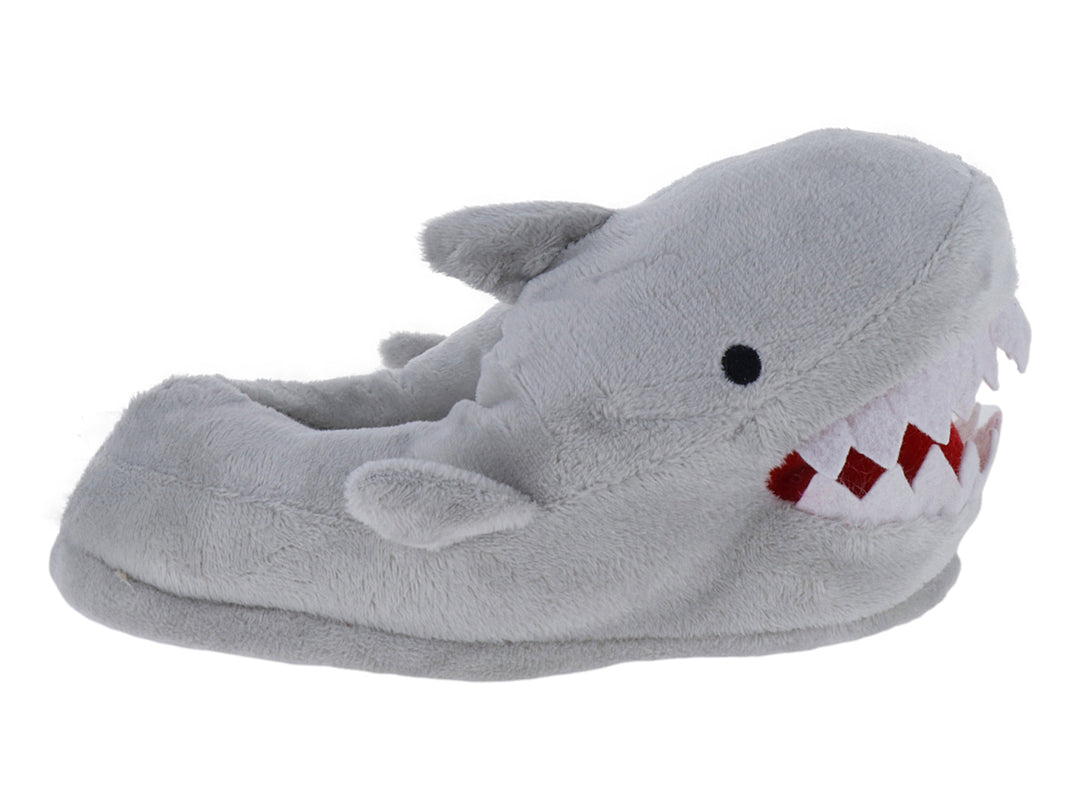 Pantufla gris con forma de tiburón con detalles de dientes rojos y ojos negros.