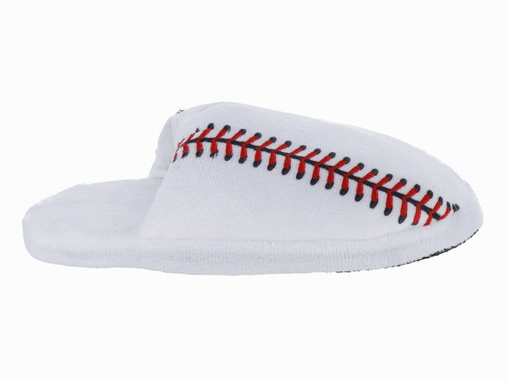 Pantufla color gris con diseño de costuras rojas simulando una pelota de béisbol.