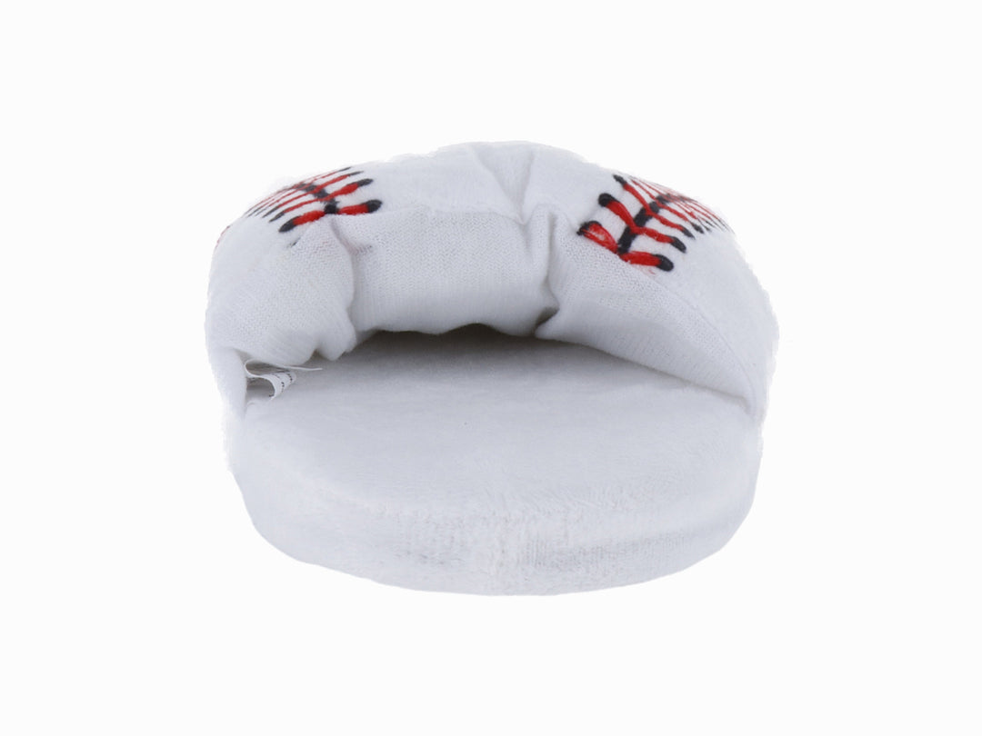 Pantufla color gris con diseño de costuras rojas simulando una pelota de béisbol.