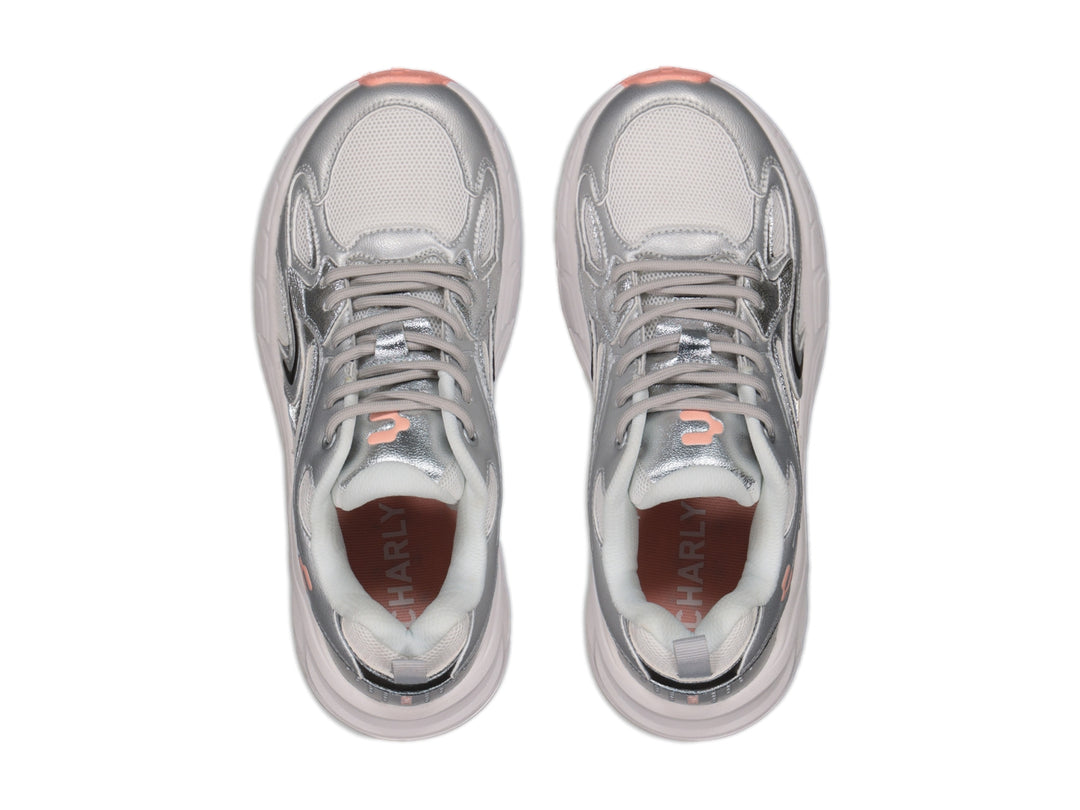 Tenis Charly color gris metálico con suela blanca y detalles en rosa, estilo fashion sport.