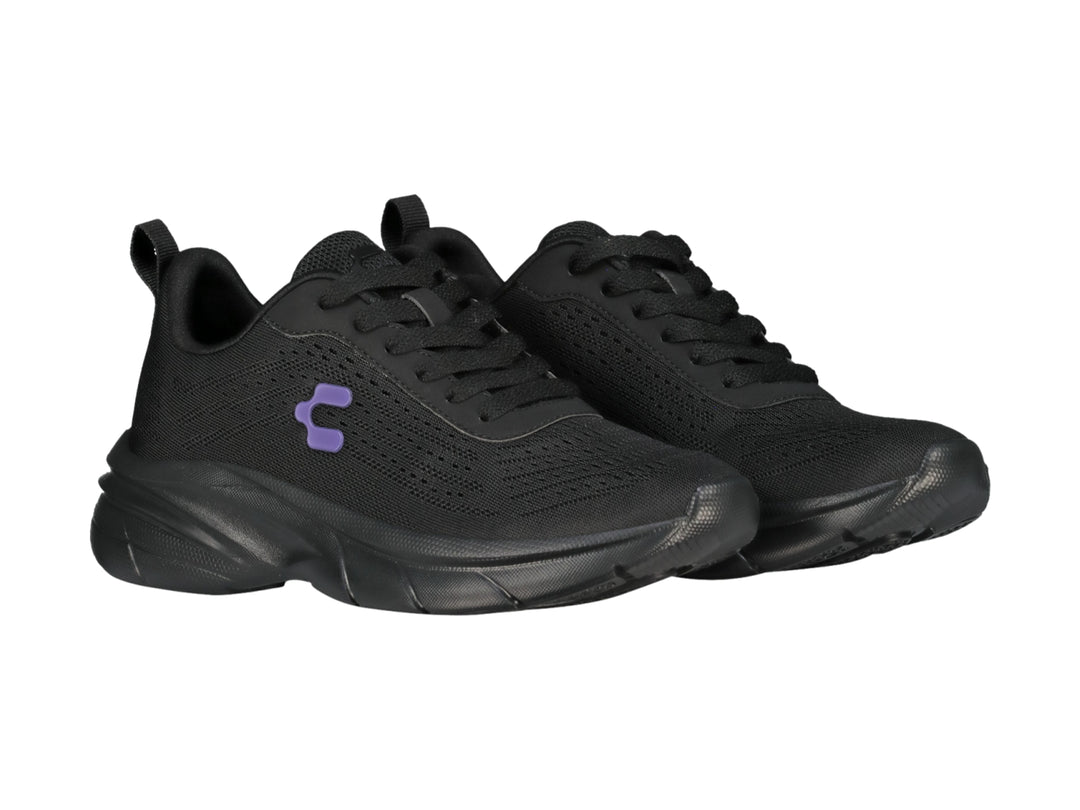 Tenis deportivos Charly color negro con detalle en morado y suela robusta.