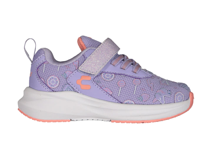 Tenis infantiles color morado con estampado de dulces, suela blanca y correa de velcro brillante.