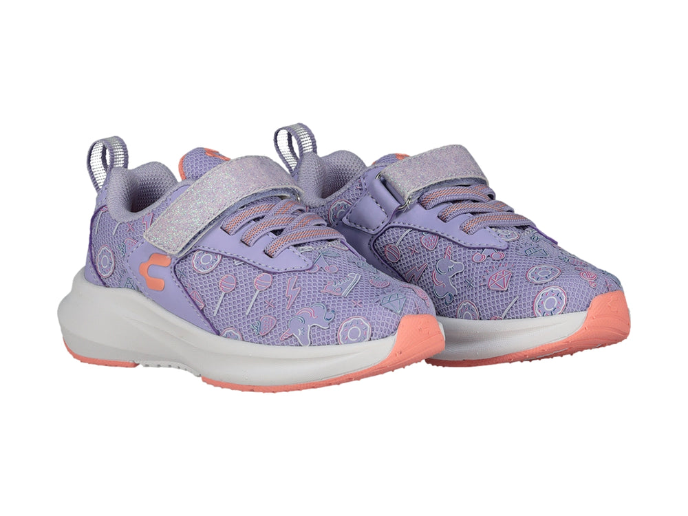 Tenis infantiles color morado con estampado de dulces, suela blanca y correa de velcro brillante.