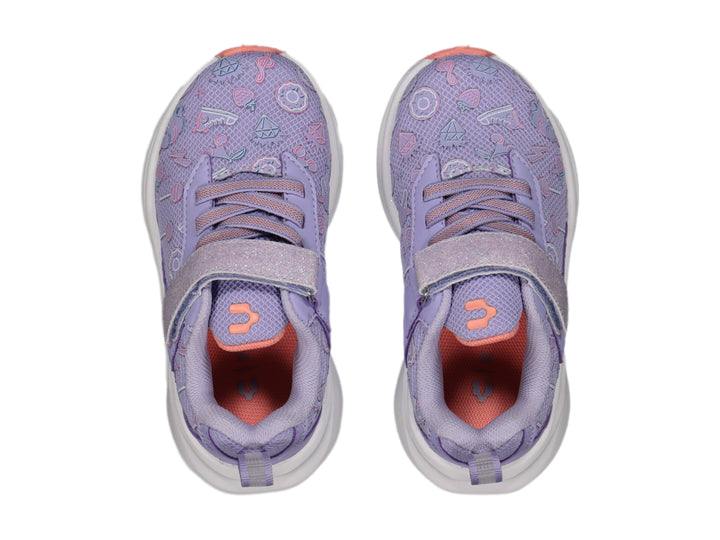 Tenis infantiles color morado con estampado de dulces, suela blanca y correa de velcro brillante.