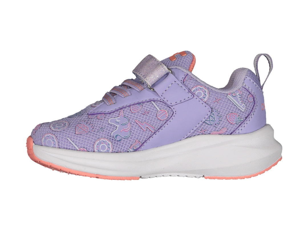 Tenis infantiles color morado con estampado de dulces, suela blanca y correa de velcro brillante.
