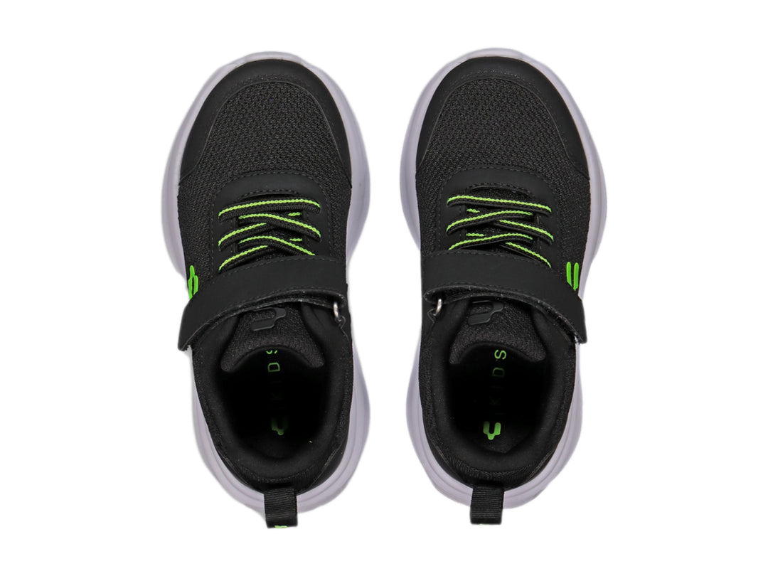 Tenis Charly color negro con suela blanca, cierre de velcro y detalles en verde neón para niño.