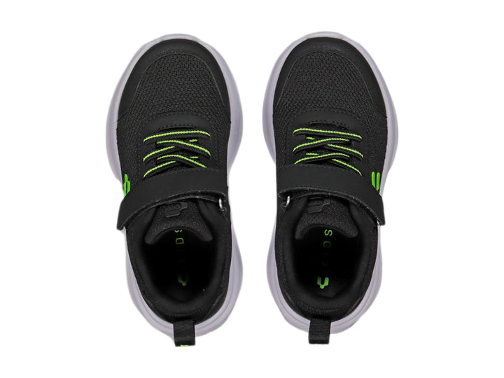 Tenis Charly color negro con suela blanca, cierre de velcro y detalles en verde neón para niño.
