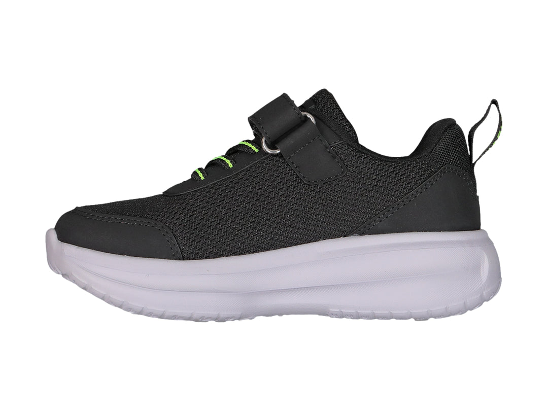 Tenis Charly color negro con suela blanca, cierre de velcro y detalles en verde neón para niño.