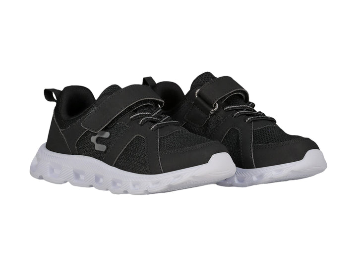 Tenis deportivos Charly color negro con suela blanca y cierre de velcro para niños.