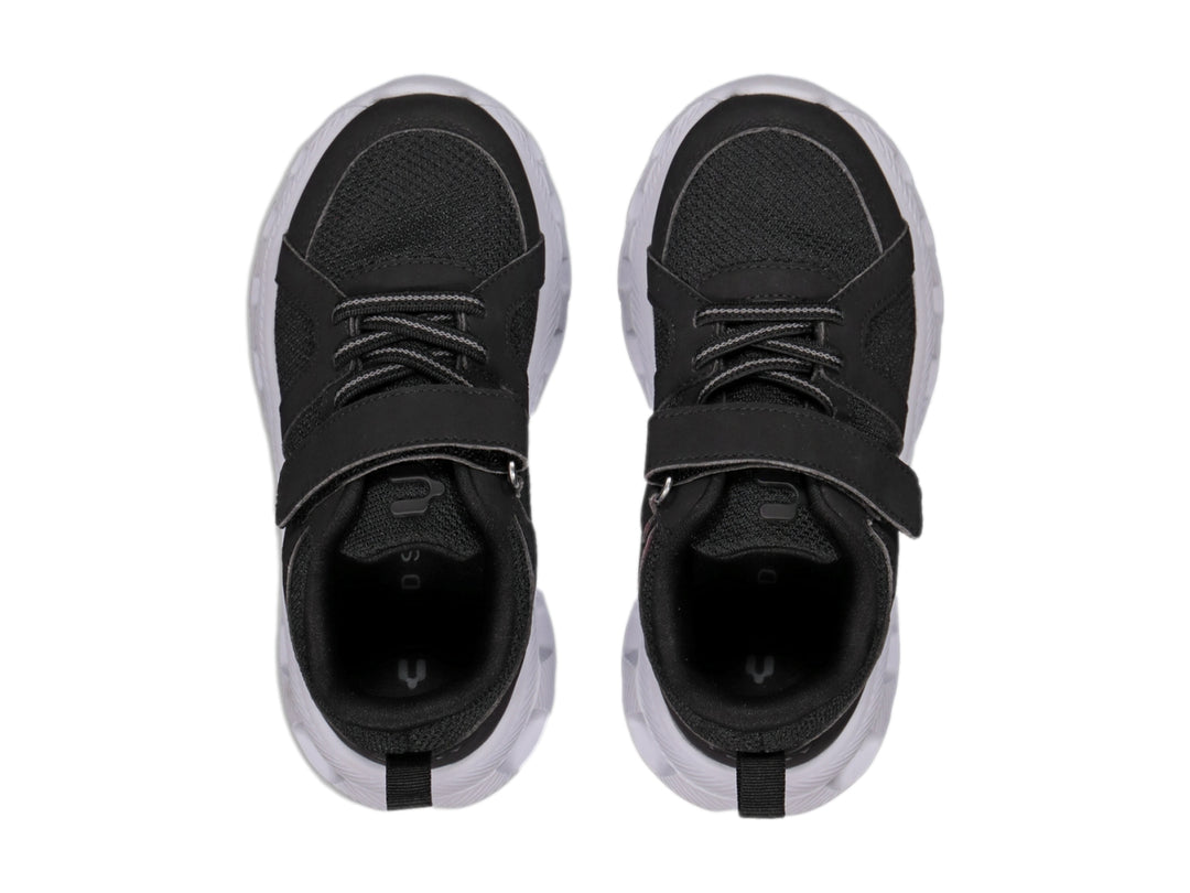 Tenis deportivos Charly color negro con suela blanca y cierre de velcro para niños.