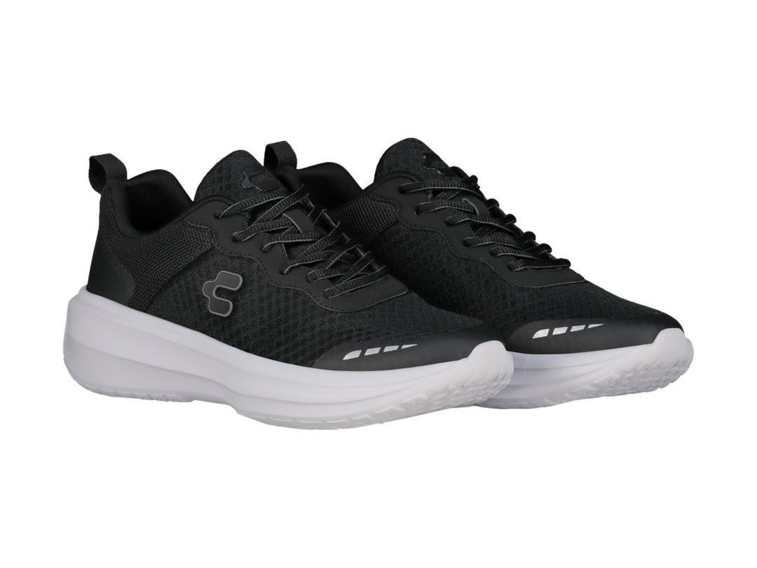 Tenis Charly Road Casual en color negro con suela blanca y tejido transpirable.