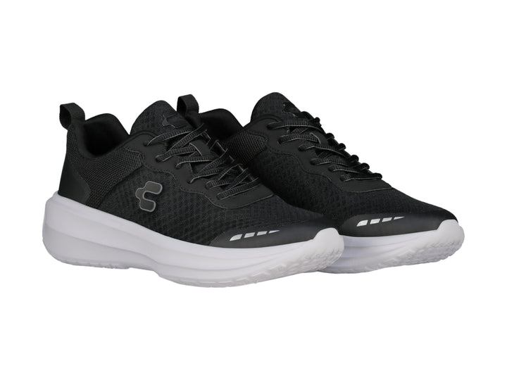Tenis Charly Road Casual en color negro con suela blanca y tejido transpirable.