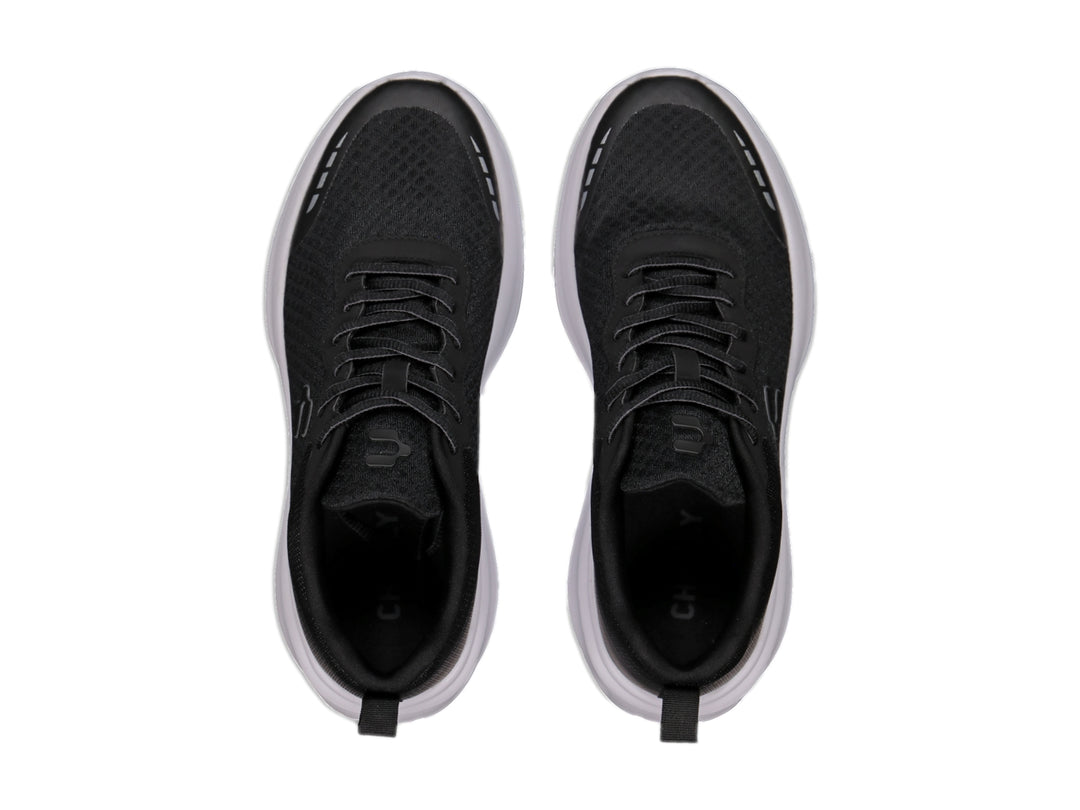 Tenis Charly Road Casual en color negro con suela blanca y tejido transpirable.