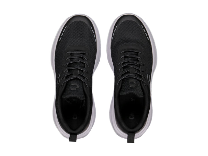 Tenis Charly Road Casual en color negro con suela blanca y tejido transpirable.