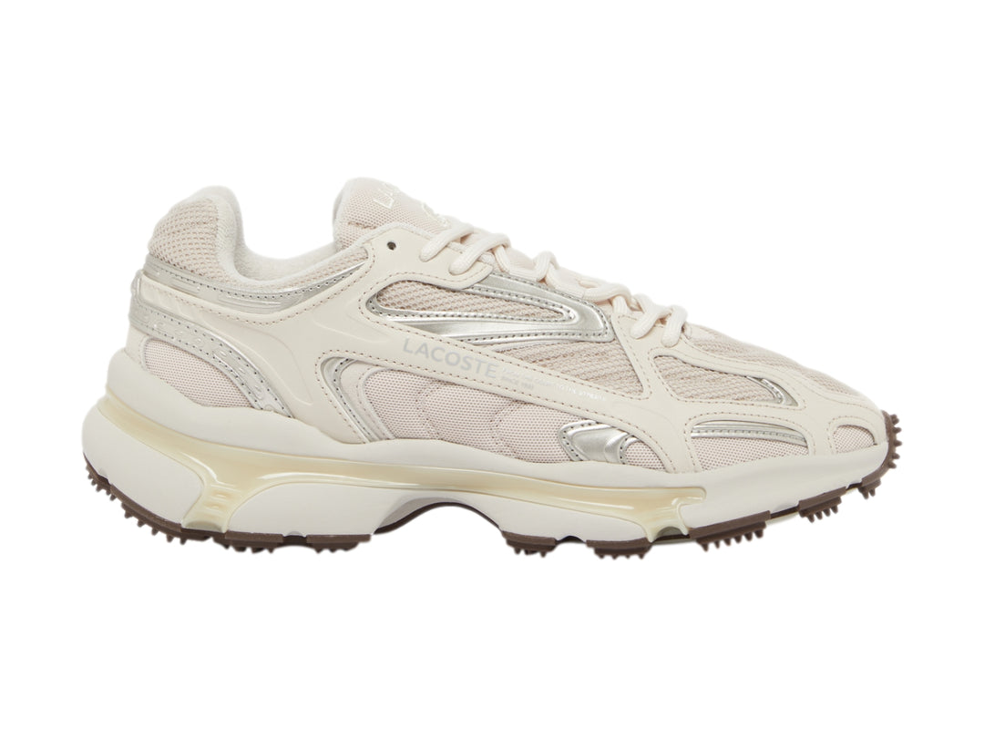 Tenis Lacoste color blanco hueso con detalles plateados y suela marrón dentada.