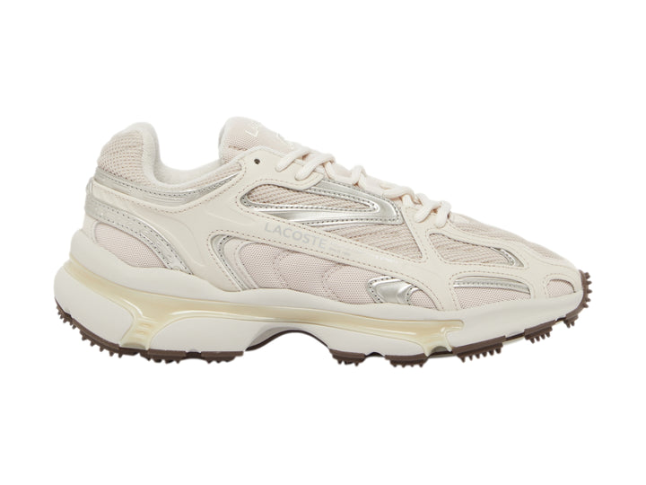 Tenis Lacoste color blanco hueso con detalles plateados y suela marrón dentada.