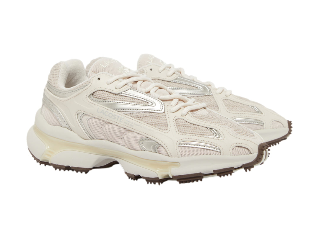 Tenis Lacoste color blanco hueso con detalles plateados y suela marrón dentada.