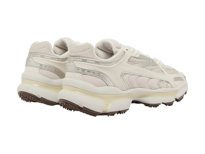 Tenis Lacoste color blanco hueso con detalles plateados y suela marrón dentada.