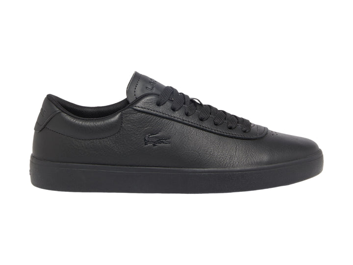 Tenis Lacoste color negro de cuero granulado con suela plana y cordones.