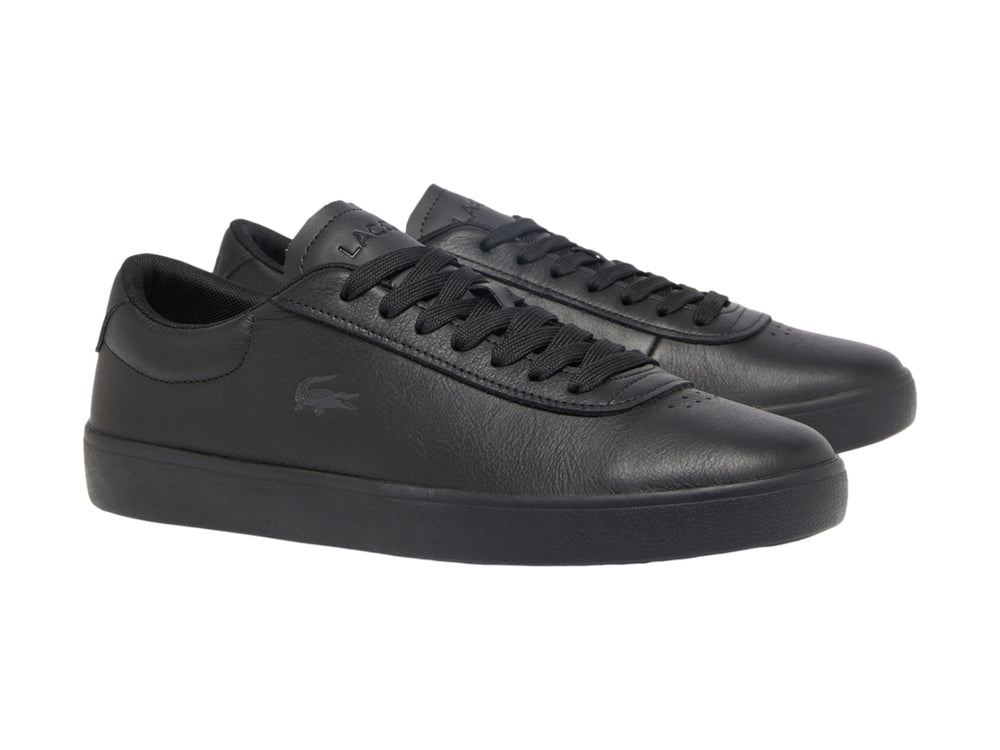 Tenis Lacoste color negro de cuero granulado con suela plana y cordones.