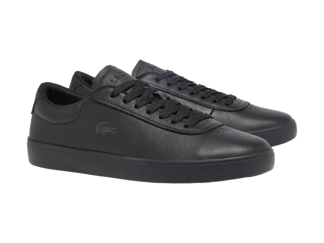 Tenis Lacoste color negro de cuero granulado con suela plana y cordones.
