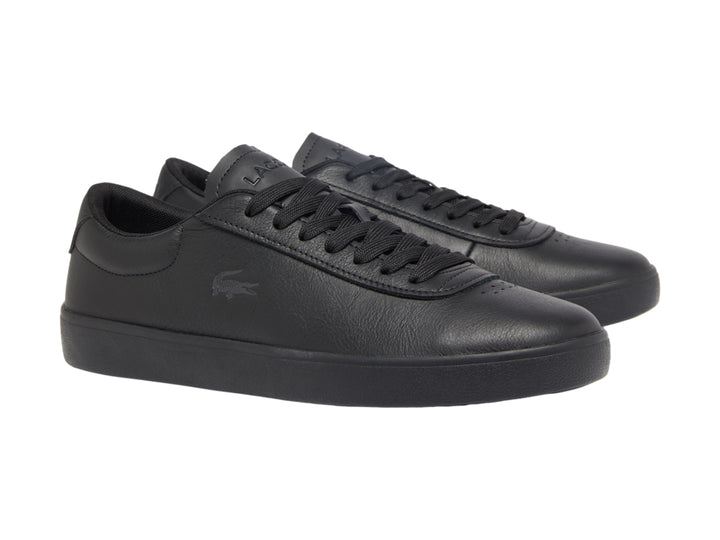 Tenis Lacoste color negro de cuero granulado con suela plana y cordones.