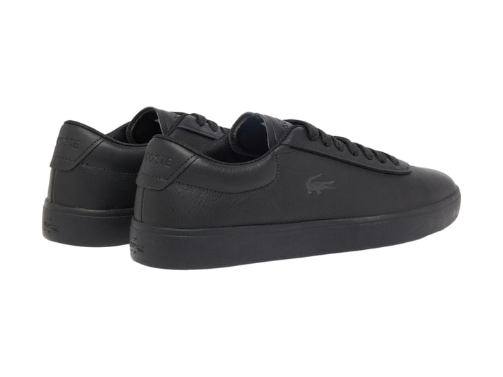 Tenis Lacoste color negro de cuero granulado con suela plana y cordones.