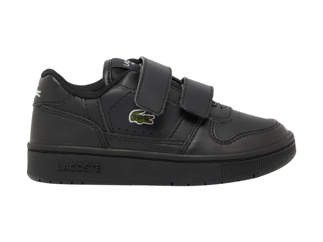 Tenis negros Lacoste para niño con cierre de velcro y suela negra.