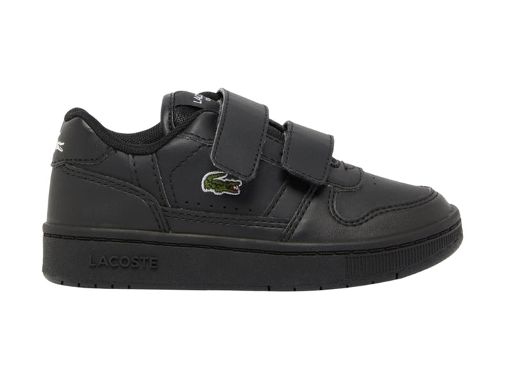 Tenis negros Lacoste para niño con cierre de velcro y suela negra.