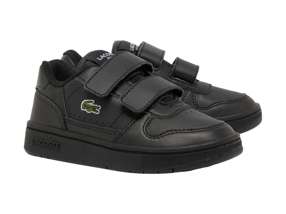 Tenis negros Lacoste para niño con cierre de velcro y suela negra.