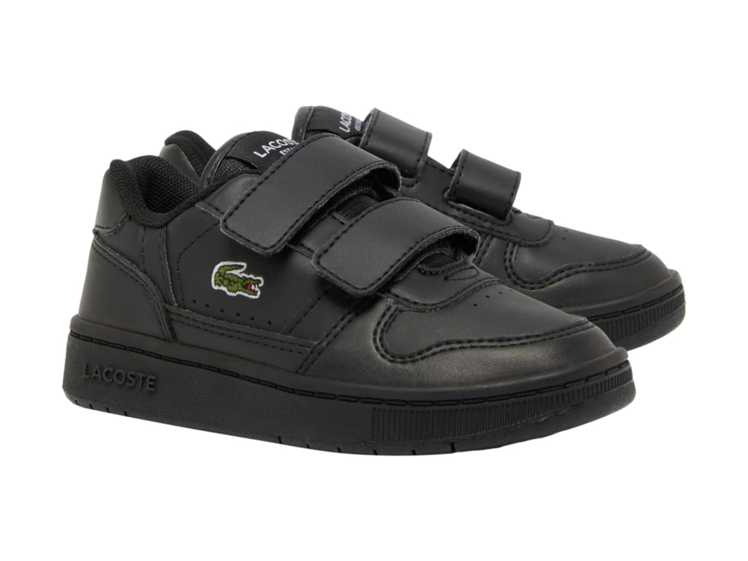 Tenis negros Lacoste para niño con cierre de velcro y suela negra.