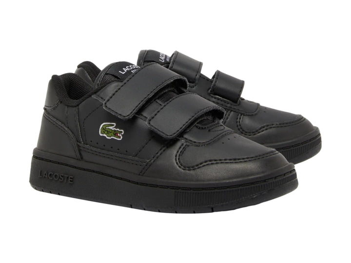 Tenis negros Lacoste para niño con cierre de velcro y suela negra.