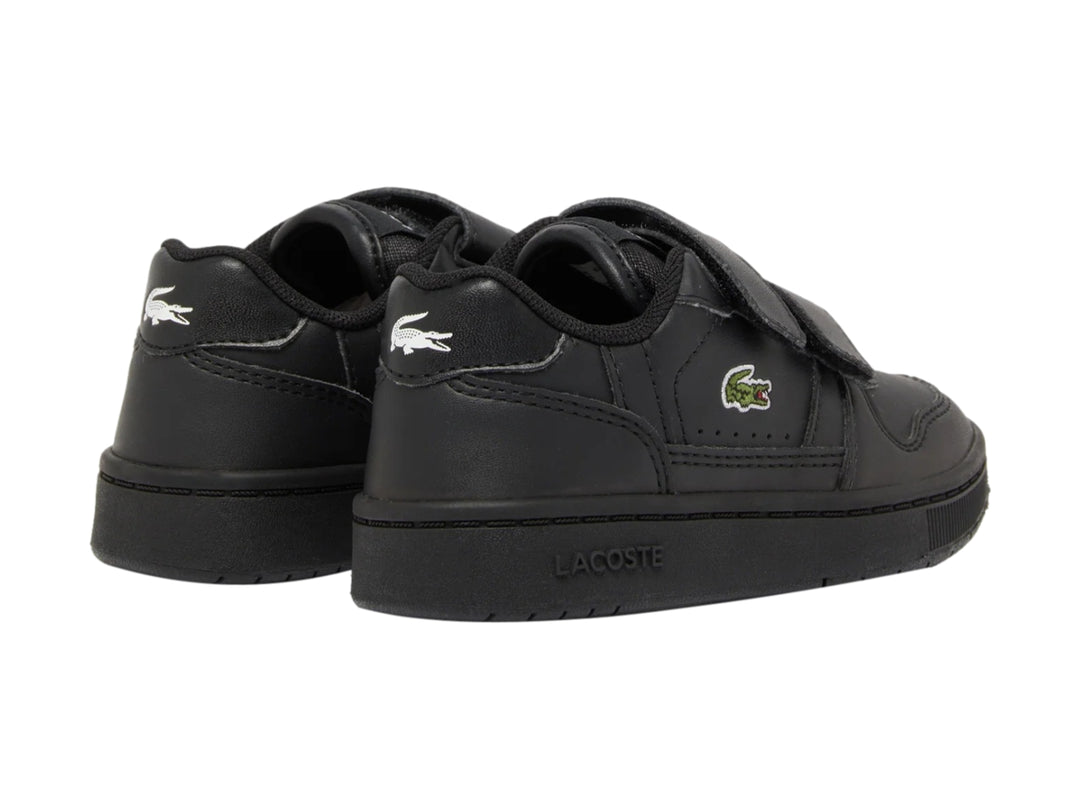 Tenis negros Lacoste para niño con cierre de velcro y suela negra.