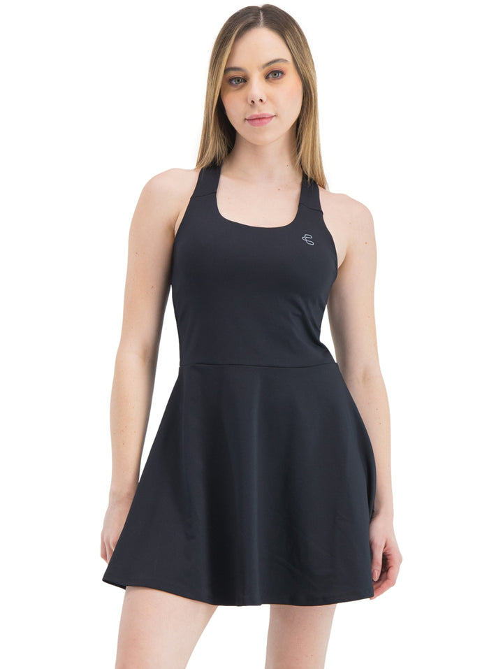 Mujer vistiendo un vestido deportivo color negro de la marca Charly.