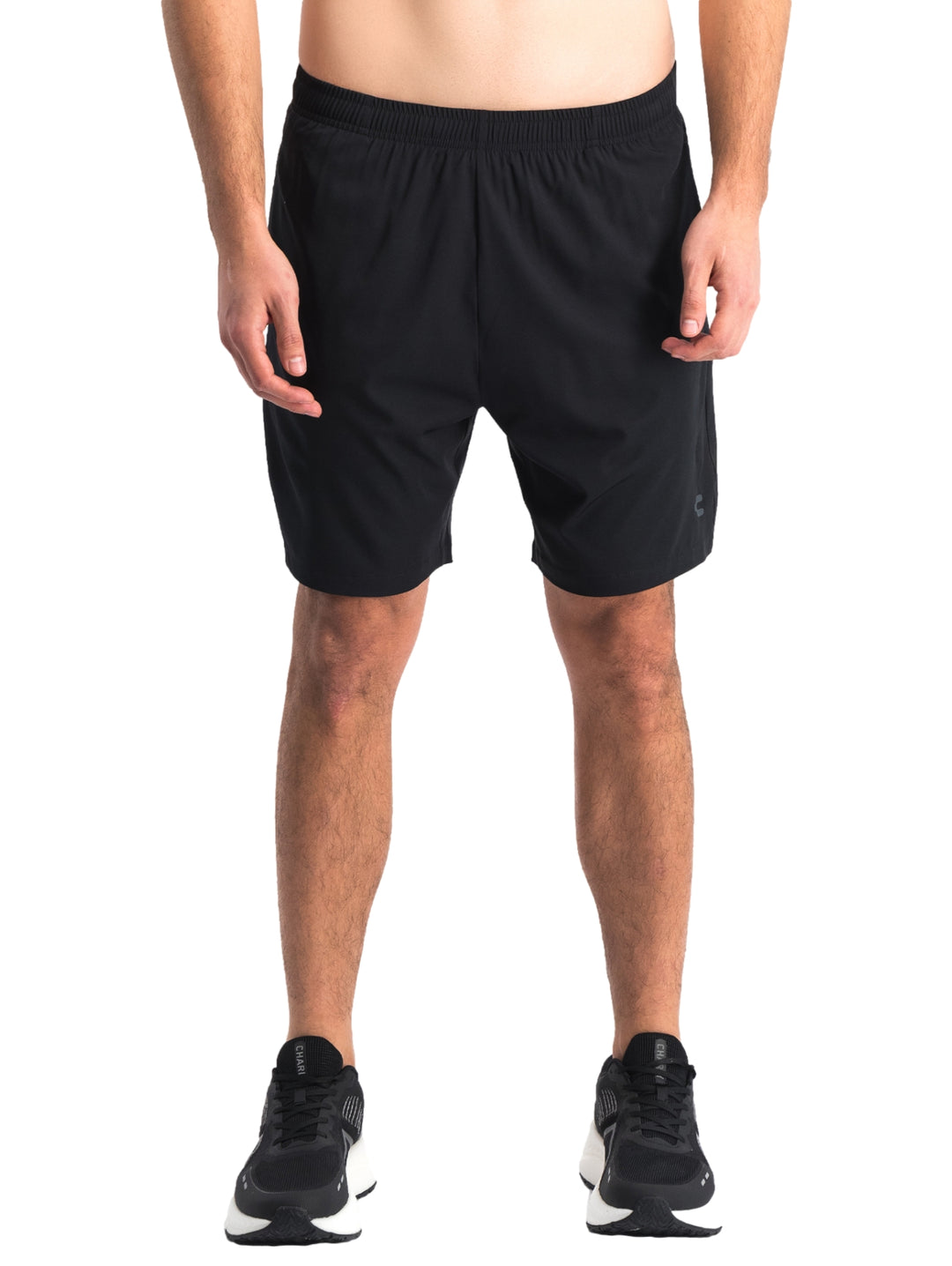 Hombre vistiendo shorts deportivos color negro de la marca Charly.