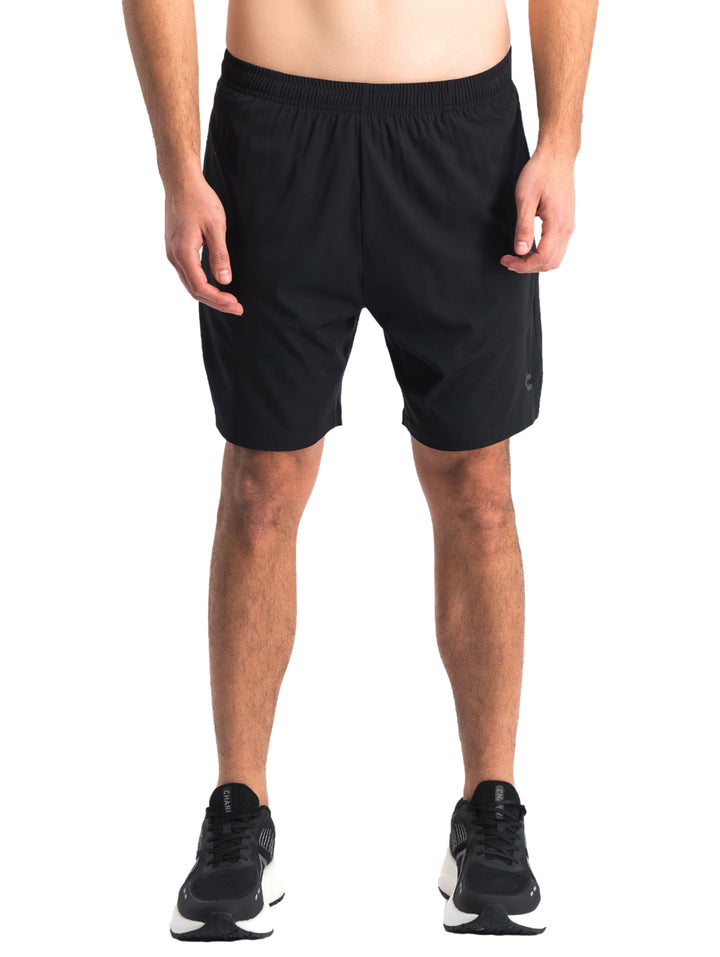 Hombre vistiendo shorts deportivos color negro de la marca Charly.