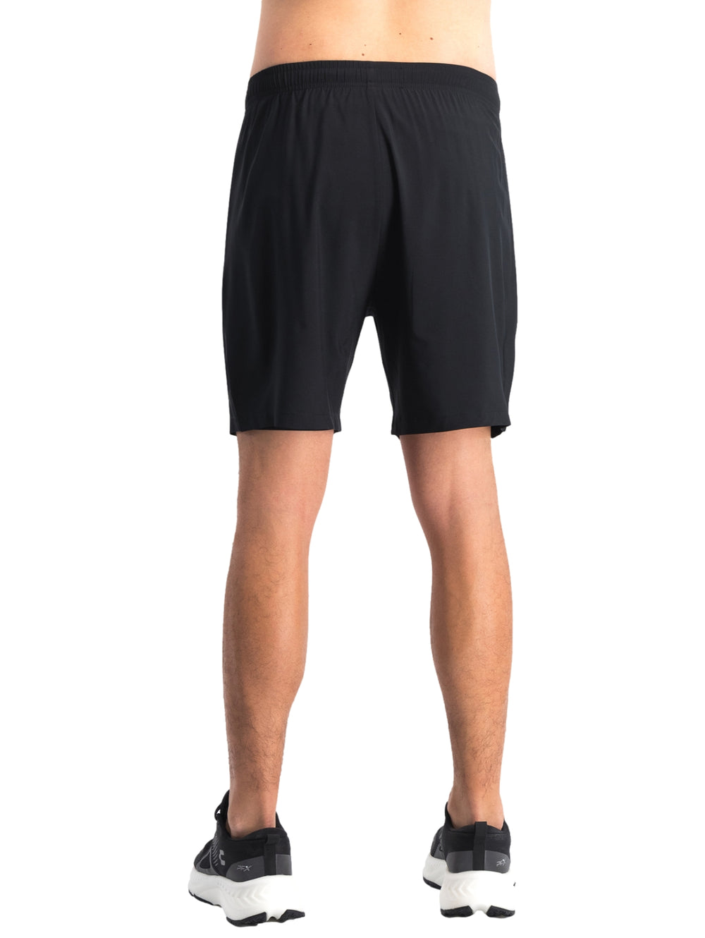 Hombre vistiendo shorts deportivos color negro de la marca Charly.