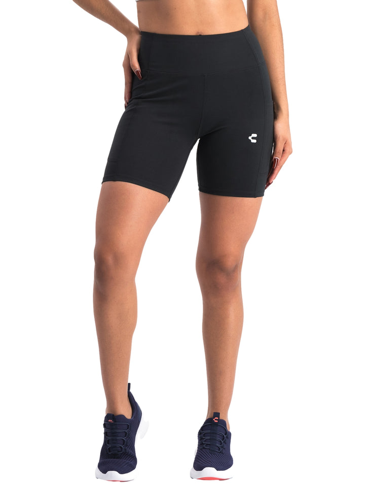 Mujer vistiendo biker shorts deportivos de color negro marca Charly.