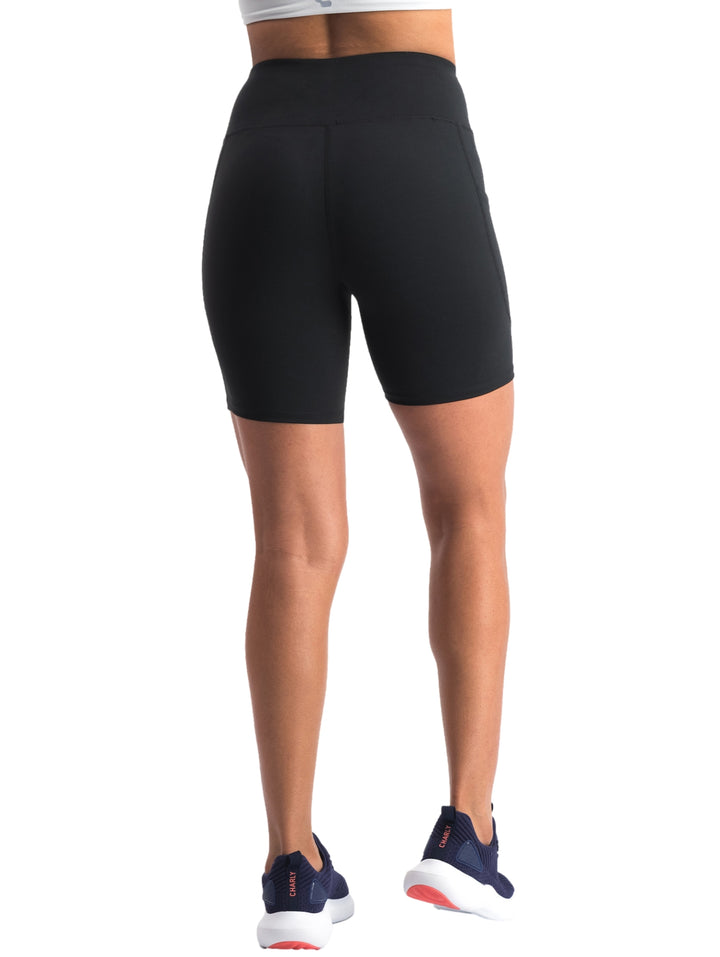 Mujer vistiendo biker shorts deportivos de color negro marca Charly.