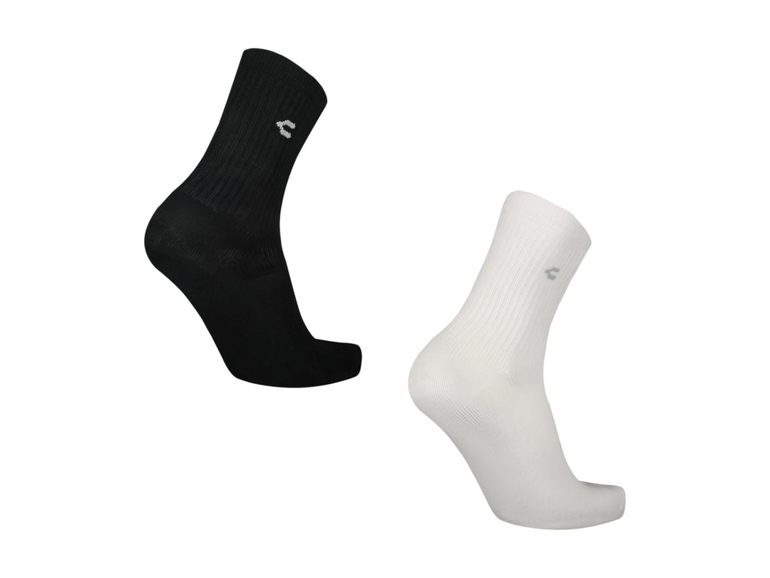 Par de calcetines deportivos Charly, uno en color blanco y otro en color negro.