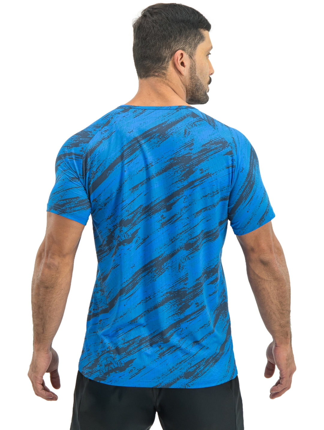 Playera deportiva azul de manga corta con estampado abstracto en tonos oscuros y logotipo blanco en el pecho.