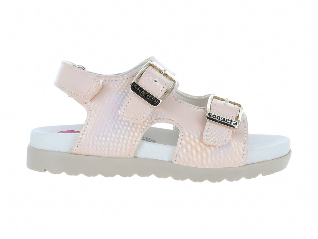 Sandalia para niña color oro con dos hebillas metálicas y suela blanca.