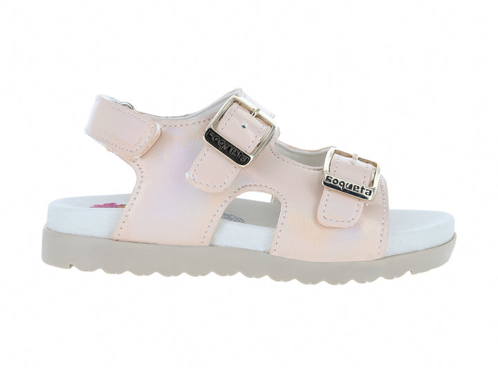 Sandalia para niña color oro con dos hebillas metálicas y suela blanca.