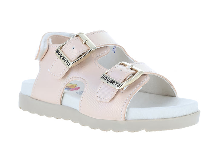 Sandalia para niña color oro con dos hebillas metálicas y suela blanca.