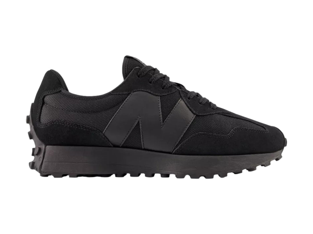Tenis New Balance modelo 327 en color negro total con suela ancha y textura de malla y gamuza.