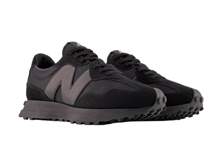 Tenis New Balance modelo 327 en color negro total con suela ancha y textura de malla y gamuza.