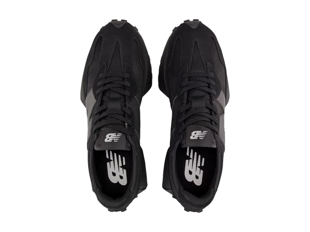 Tenis New Balance modelo 327 en color negro total con suela ancha y textura de malla y gamuza.