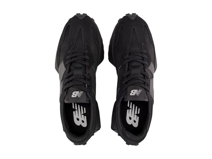 Tenis New Balance modelo 327 en color negro total con suela ancha y textura de malla y gamuza.