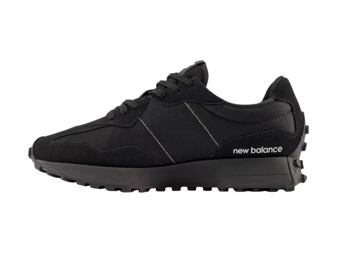Tenis New Balance modelo 327 en color negro total con suela ancha y textura de malla y gamuza.